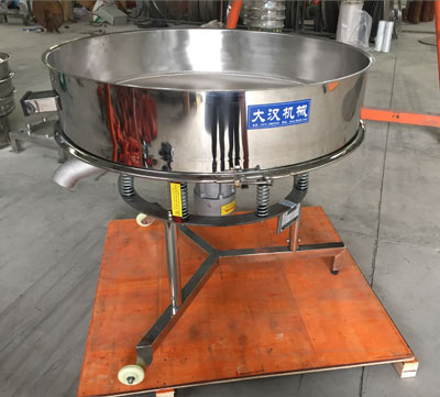 高頻篩不同于普通振動篩的在于該產品使用的是，高頻振動電機：振動頻次快，振動的幅度較小，所以對于漿液的過濾篩分有一定的優(yōu)勢。